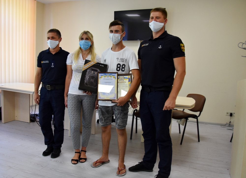 Спас тонучого чоловіка: під Одесою 15-річного школяра нагородили грошима та цінним подарунком