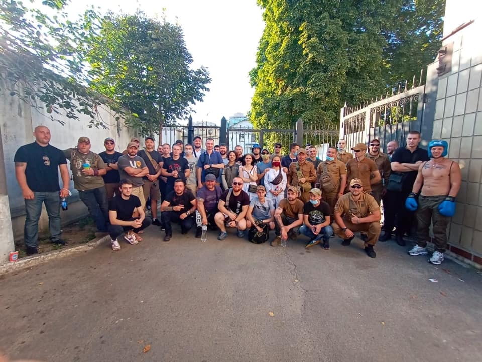 У Києві сталася бійка між "копами" та активістами, які спіймали ромів на крадіжках (відео)