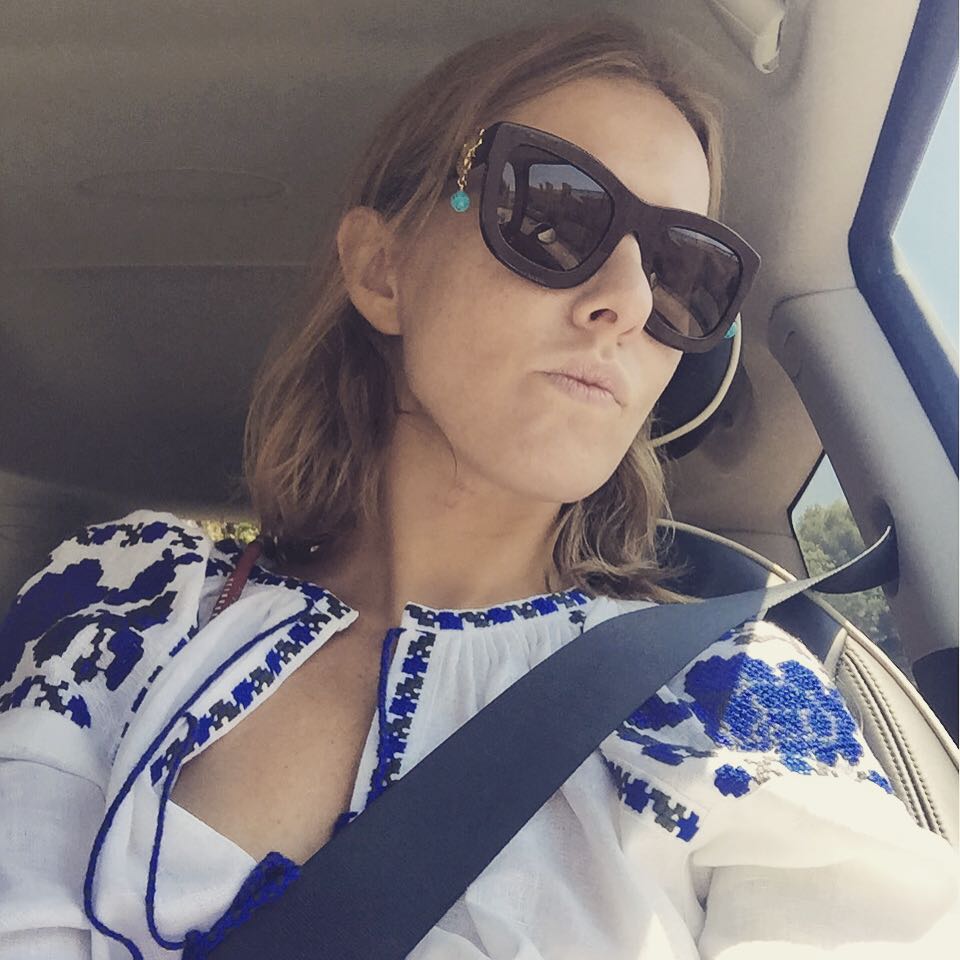 Мировые звезды в вышиванках: на них хочется смотреть снова и снова