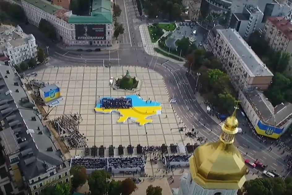 Навколо концерту до Дня Незалежності новий скандал: причина - синьо-жовта сцена