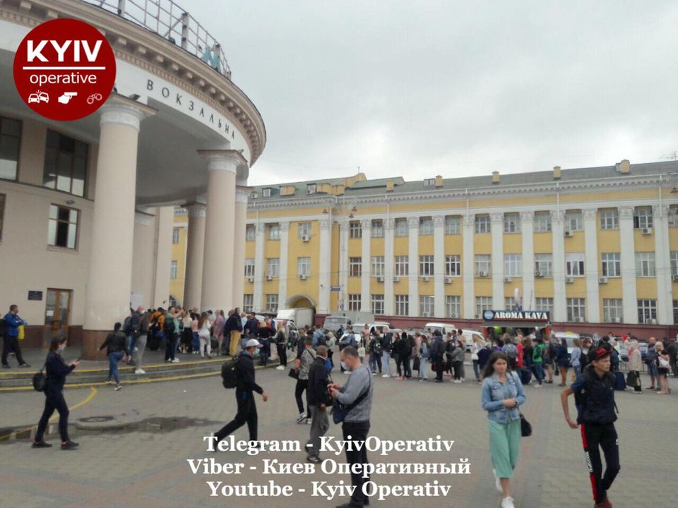 В Киеве у метро "Вокзальная" произошел коллапс: сотни людей стоят в очереди (фото)
