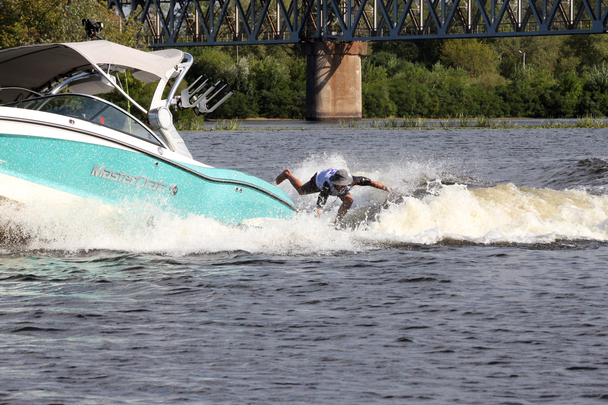 Спорт успешных людей: как прошел чемпионат по вейксерфингу в Киеве (фото)