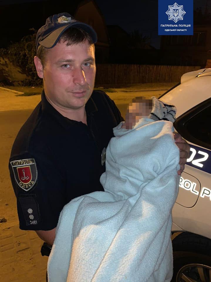 В Одессе мать оставила малыша одного на трое суток: в квартире начался потоп