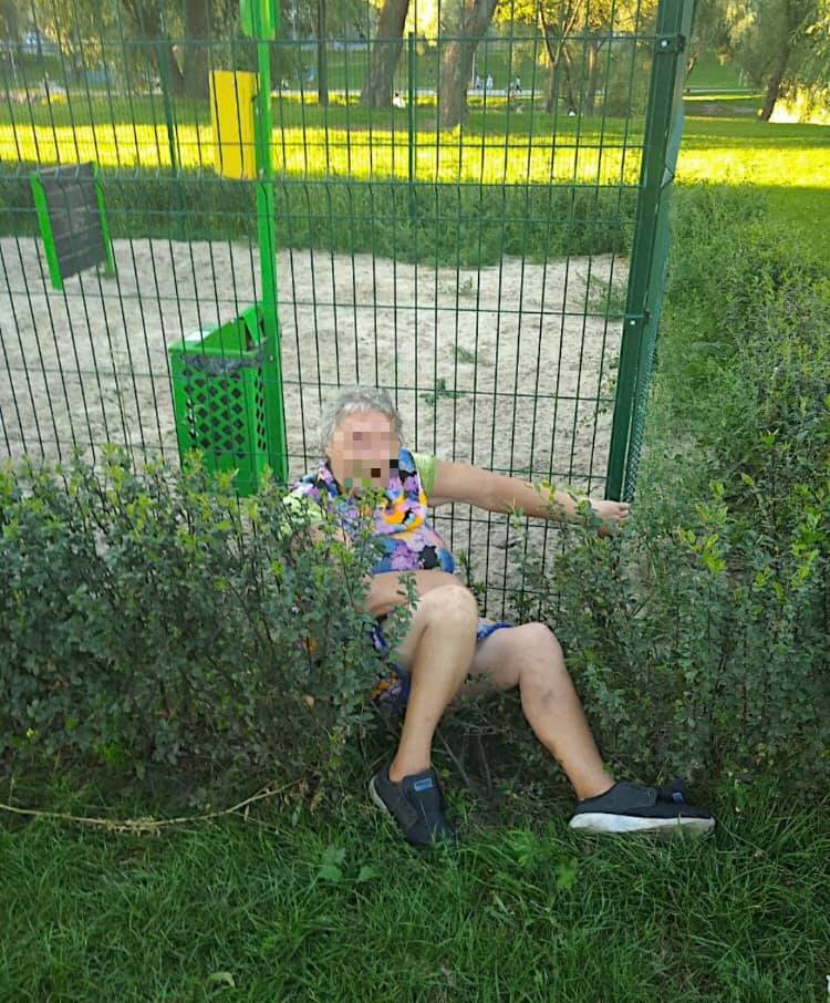 В киевском парке пенсионерка приставала к детям и снимала одежду (фото)