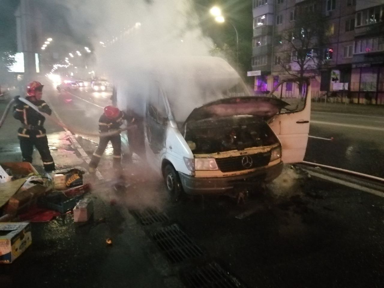 В Киеве на ходу загорелся автомобиль: впечатляющие снимки попали в сеть