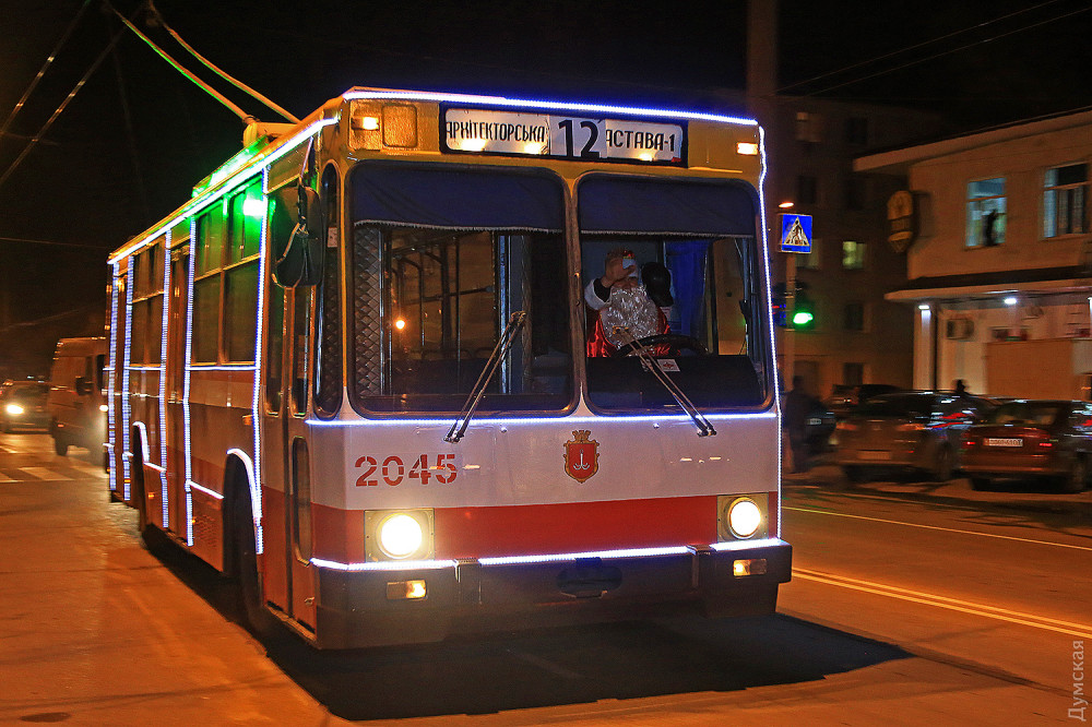"Свято наближається": в Одессе прошел парад новогодних троллейбусов (фото, видео)