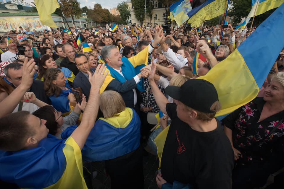 Петр Порошенко присоединился к флешмобу в честь Дня флага: фото и видео