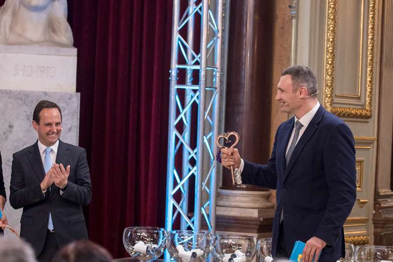 Кличко передав меру Лісабона символічні ключі від Євробачення