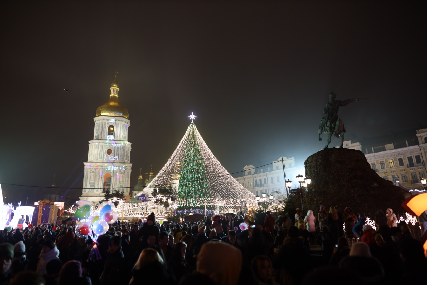У Києві запалили головну ялинку країни: загорілася гірлянда і почалася пожежа