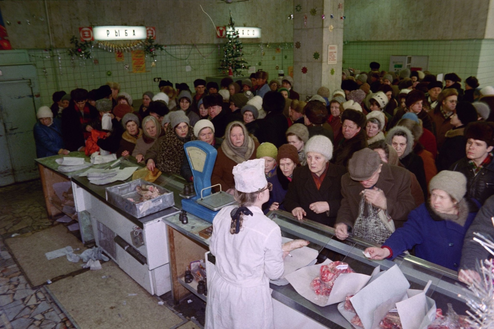 Всплыли запрещенные фото последних дней СССР. Возвращаться в этот ужас точно не захочется