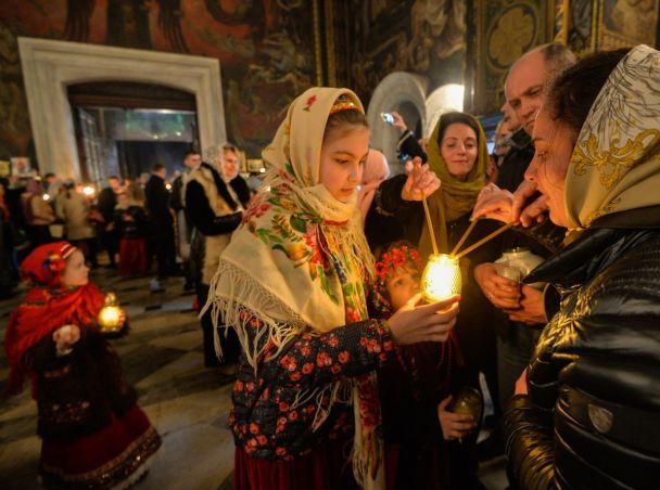 "Божественная тайна": как Владимирский собор встретил Благодатный огонь (фото)