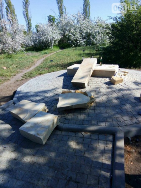 На о. Хортица неизвестные снесли памятник бойцам за независимость Украины (ФОТО)