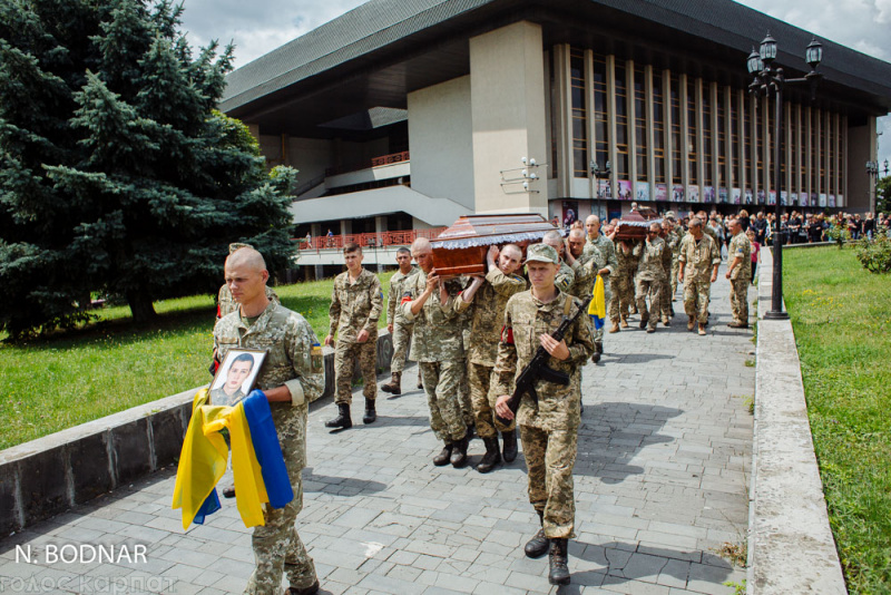На Закарпатье прощаются с погибшими на Ровенском полигоне бойцами (фото, видео)
