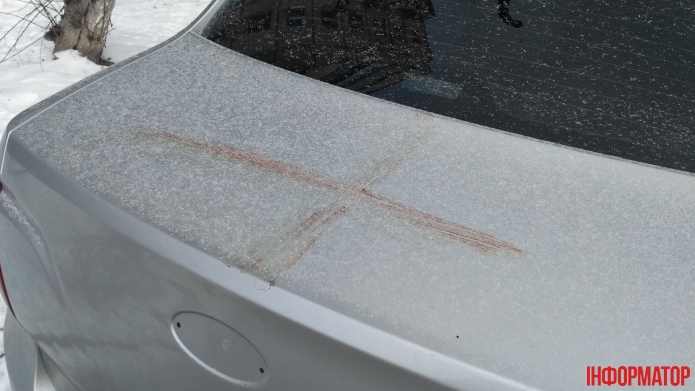 У Києві іноземець влаштував "акцію" з кривавими хрестами (фото)