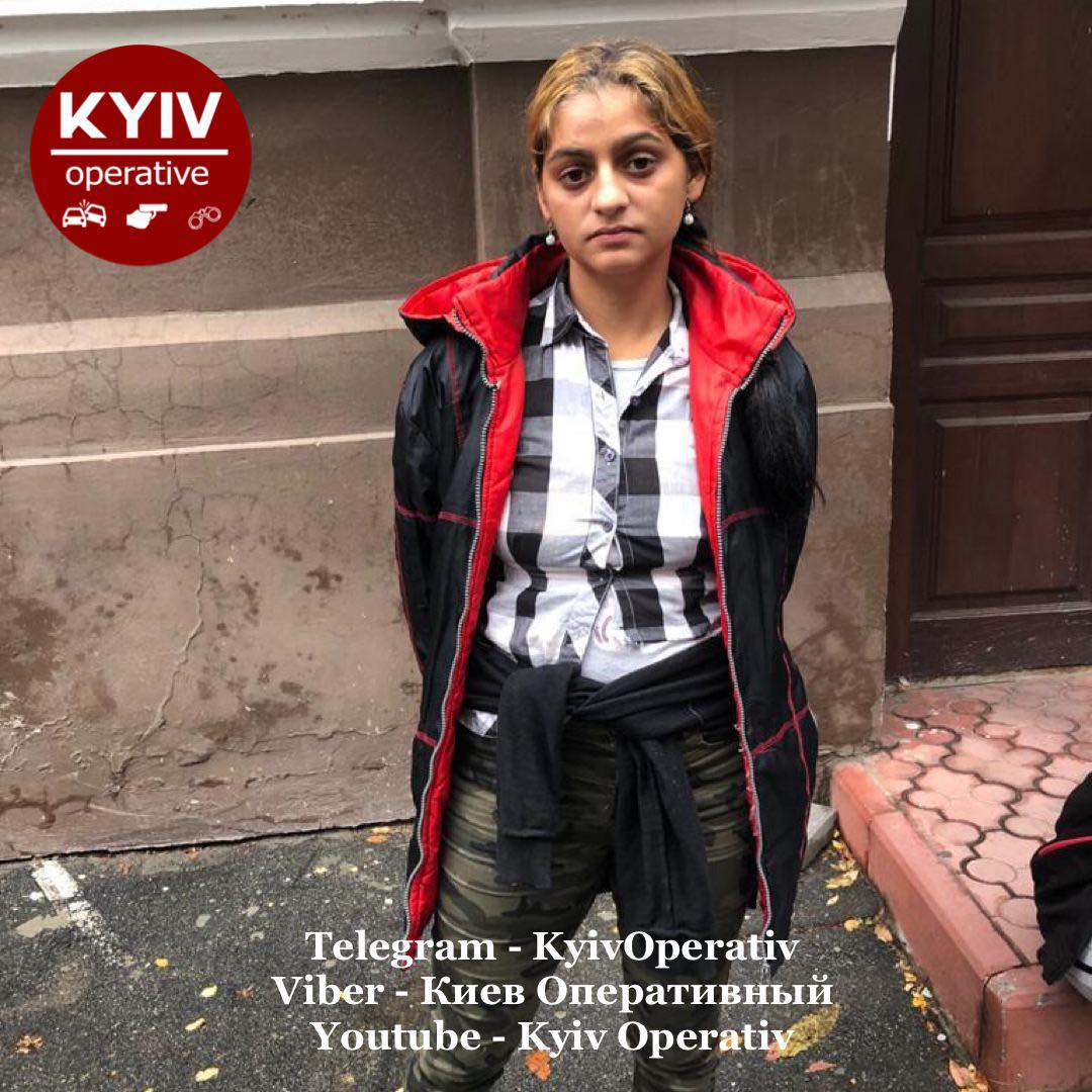 Одна відволікає, інша прикриває, третя краде: у Києві спіймали банду злодійок