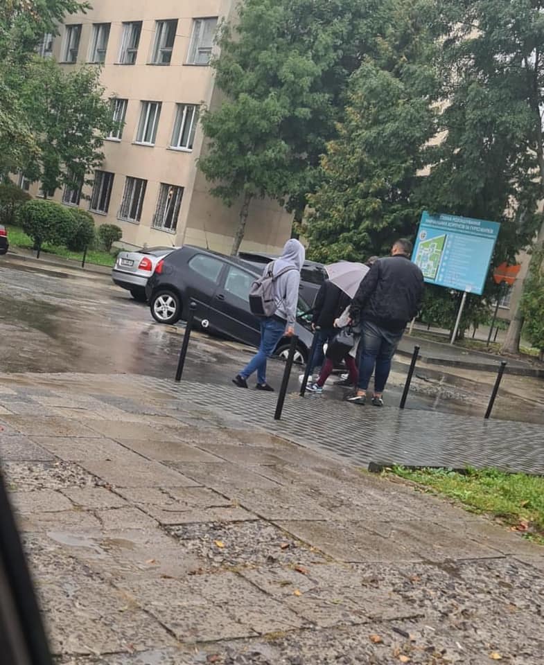 Во Львове автомобиль провалился под асфальт: фото инцидента