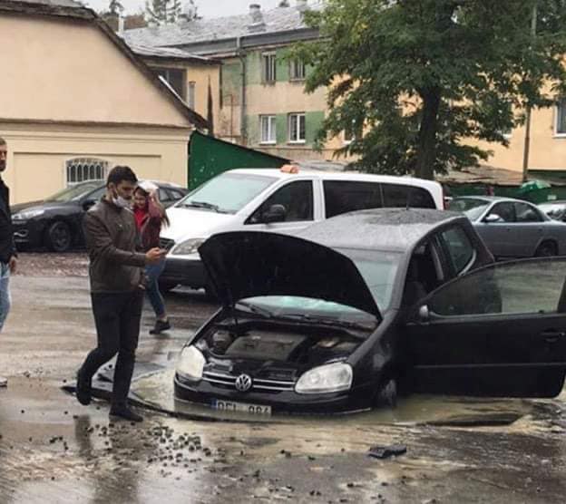 Во Львове автомобиль провалился под асфальт: фото инцидента