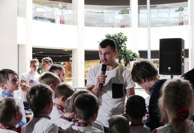 Дети очень внимательно слушали боксера Виктора Постола