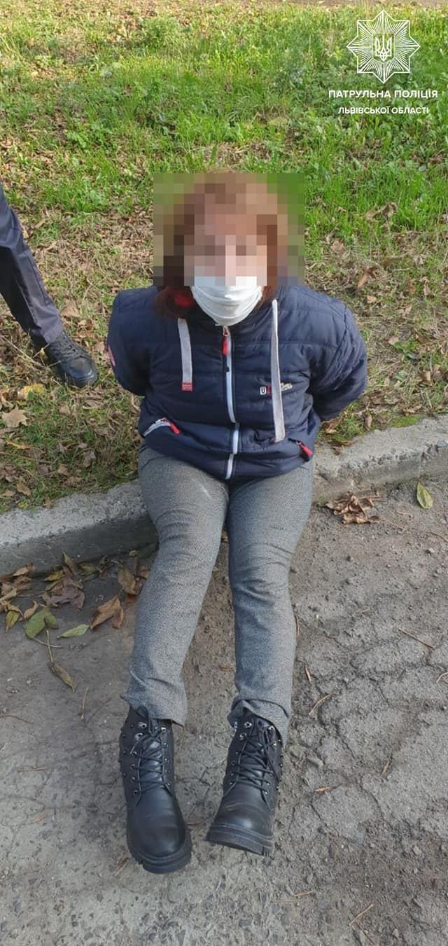У Львові п'яна жінка почала стріляти з револьвера посеред вулиці