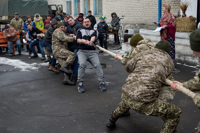 Настоящие народные гуляния: бойцы ВСУ устроили праздник Масленицы в прифронтовом городе