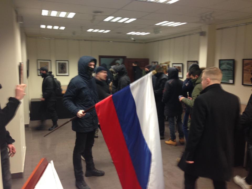 Смерть Росії: у Києві націоналісти спалили російський прапор під офісом "Росспівробітництва" та обмалювали стіни