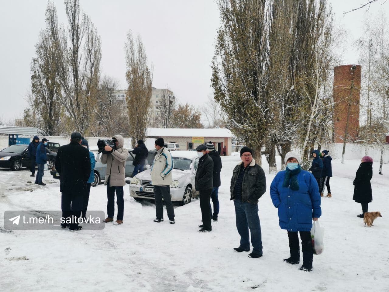 Город под Харьковом замело снегом, а отопление так и не включили: люди перекрыли трассу
