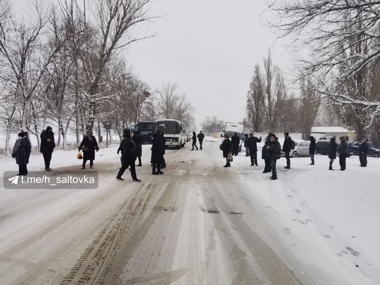 Город под Харьковом замело снегом, а отопление так и не включили: люди перекрыли трассу