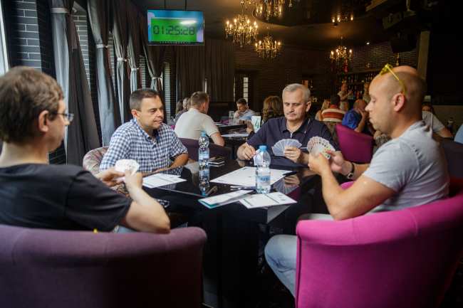 Журналісти зіграли з чемпіоном світу з преферансу