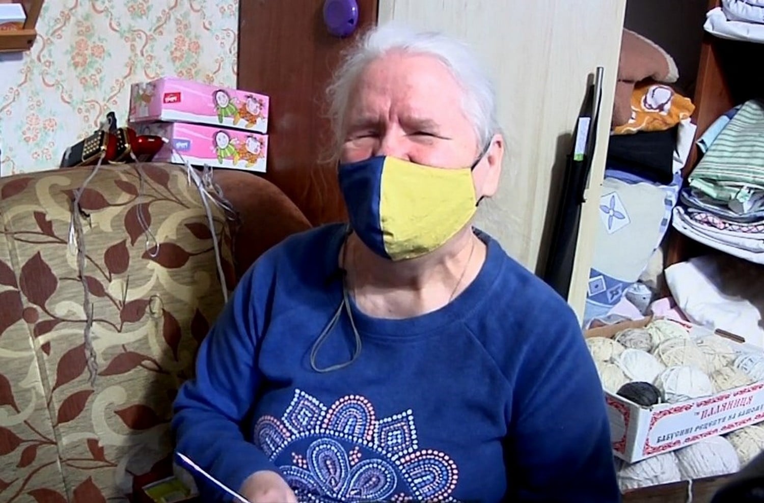 Сліпа жінка зворушила українських воїнів, зв'язавши їм 2100 пар рукавичок (фото)