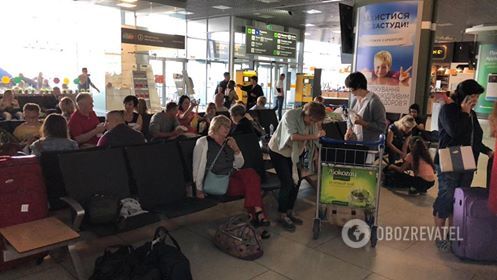 В киевском аэропорту застряли туристы с детьми