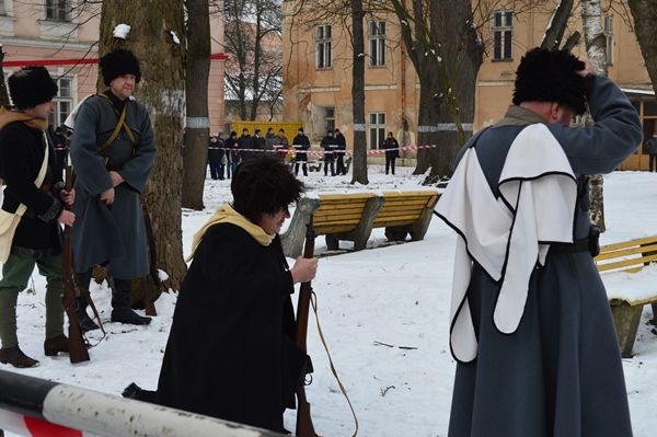 &quot;Это была победа духа и идеи&quot;: в Ивано-Франковске провели реконструкцию боя под Крутами