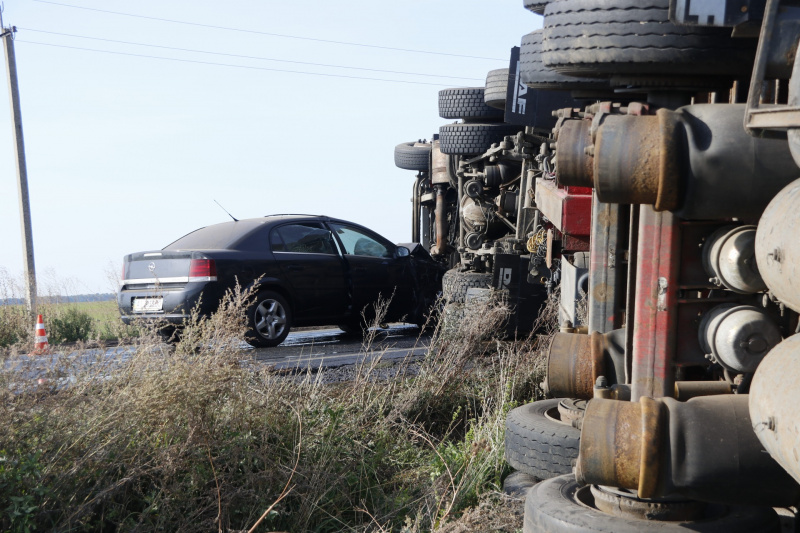 Під Києвом легковик врізався в перевернуту фуру (фото, відео)