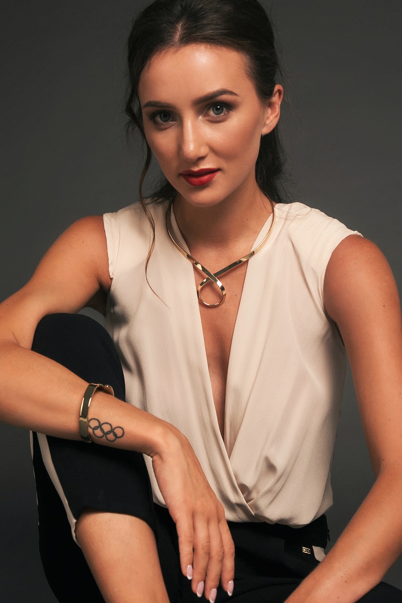 Гімнастка Ганна Різатдінова показала розкішні форми у стильній fashion-зйомці