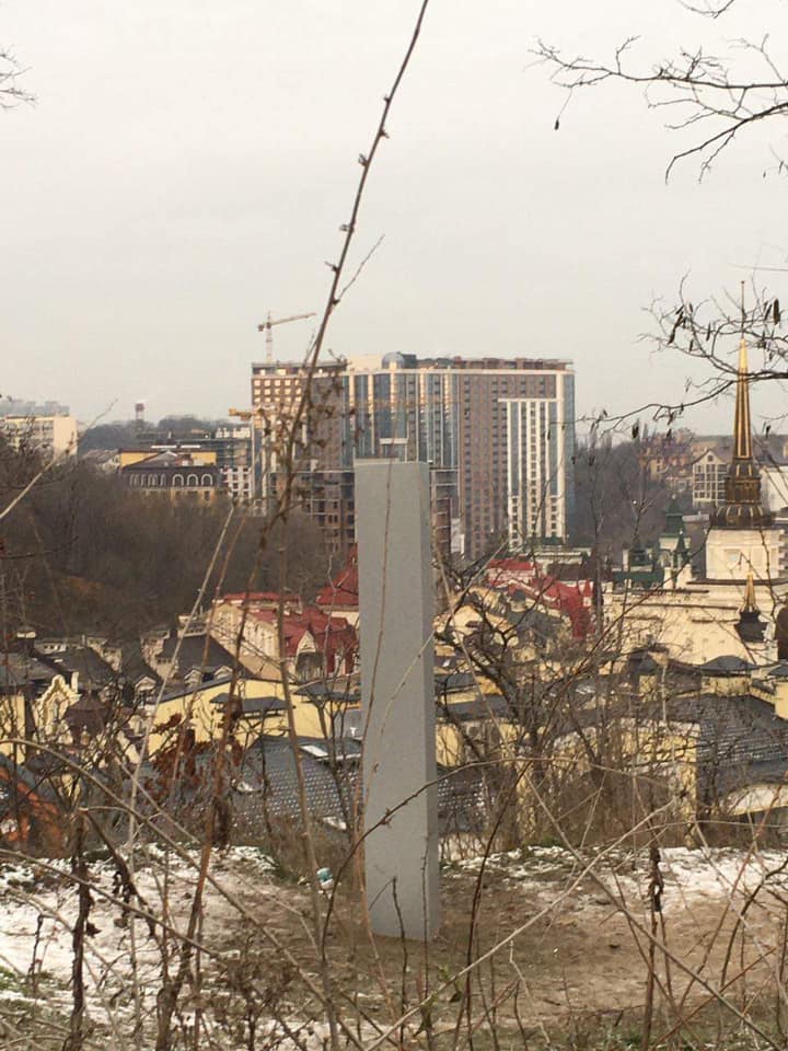 У Києві помітили загадковий моноліт на місці, де жив Хорив