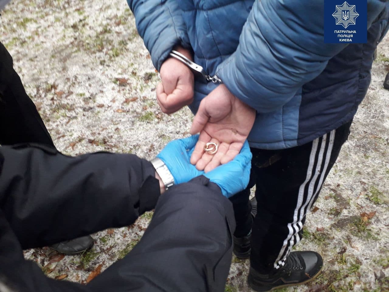 В Киеве грабитель-неудачник сорвал с женщины серьги, поскользнулся и упал перед "копами"