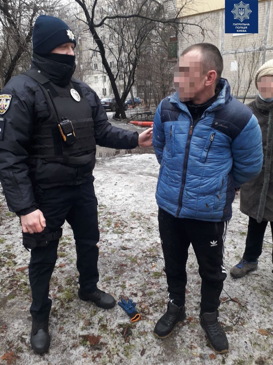 В Киеве грабитель-неудачник сорвал с женщины серьги, поскользнулся и упал перед "копами"