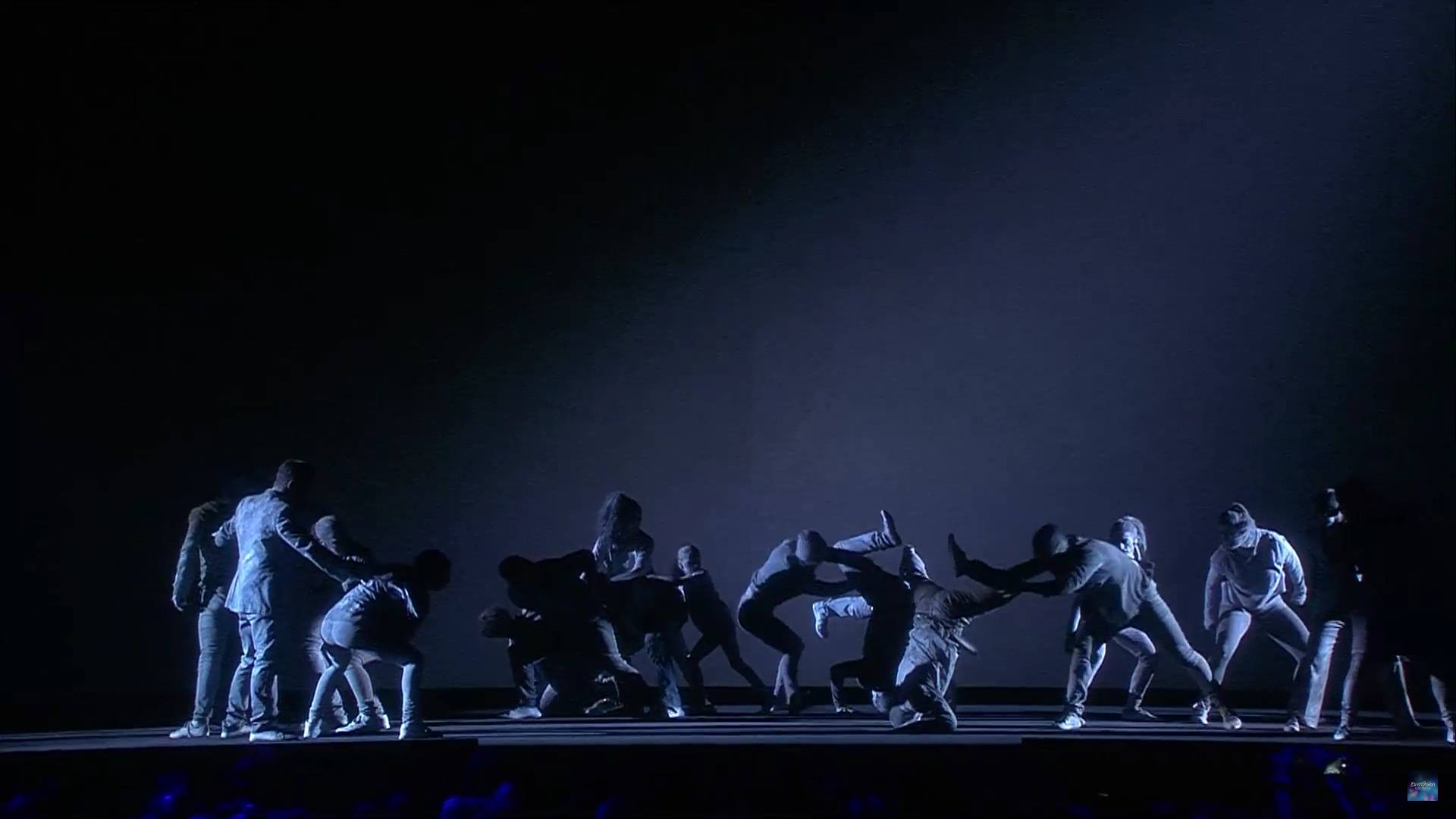 Зрителей Евровидения развлекают арт-выступлениями