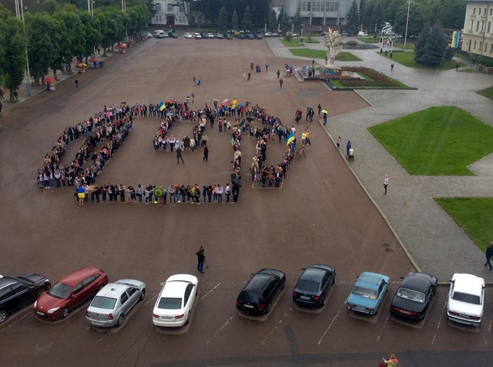 В Хмельницком создали самую большую &quot;живую&quot; вышиванку