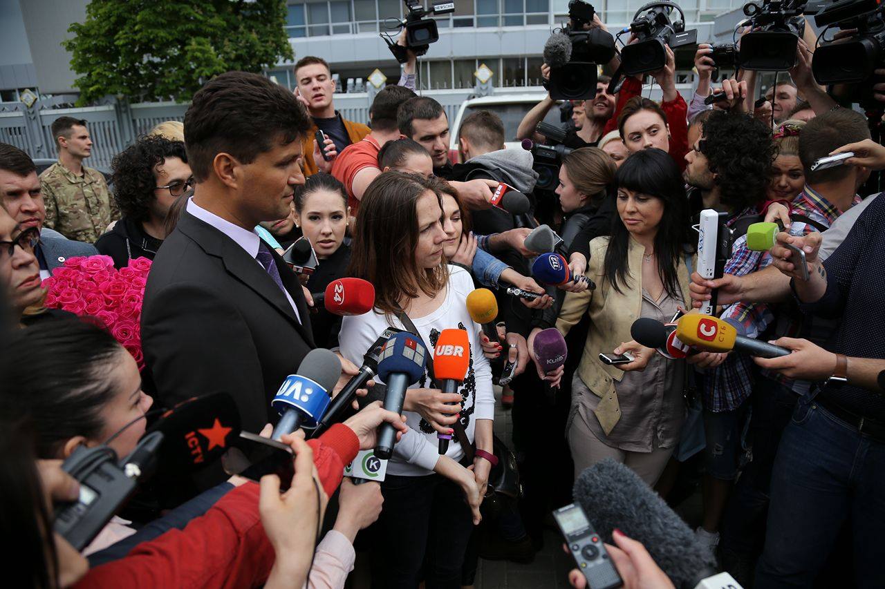 Вера Савченко в "Борисполе": "Если ее повезут в СИЗО, то сюда приедут добровольческие батальоны"