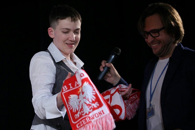 Журналист из Польши вручил Надежде Савченко шарфик с польской символикой