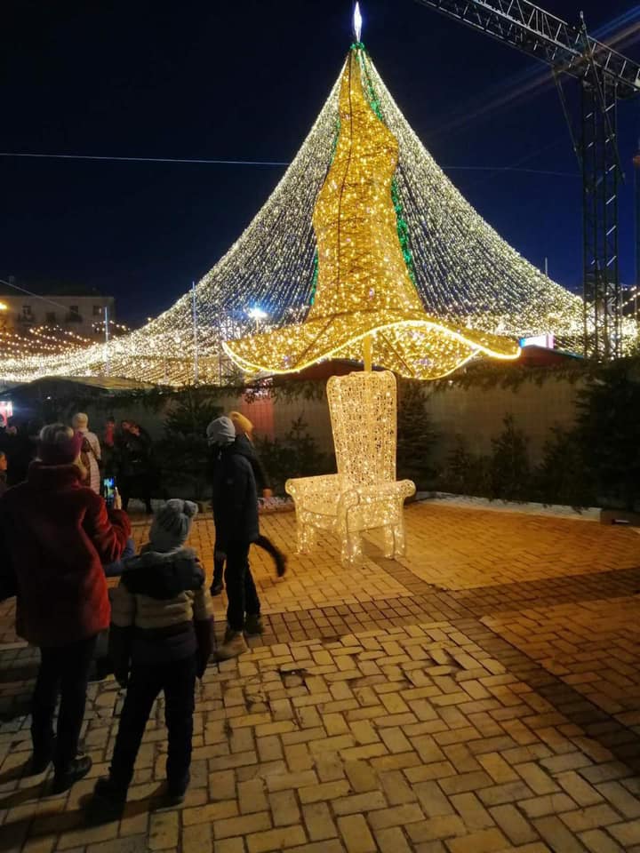Скандальний капелюх з головної ялинки країни повернувся на Софійську площу, але вже в іншій ролі