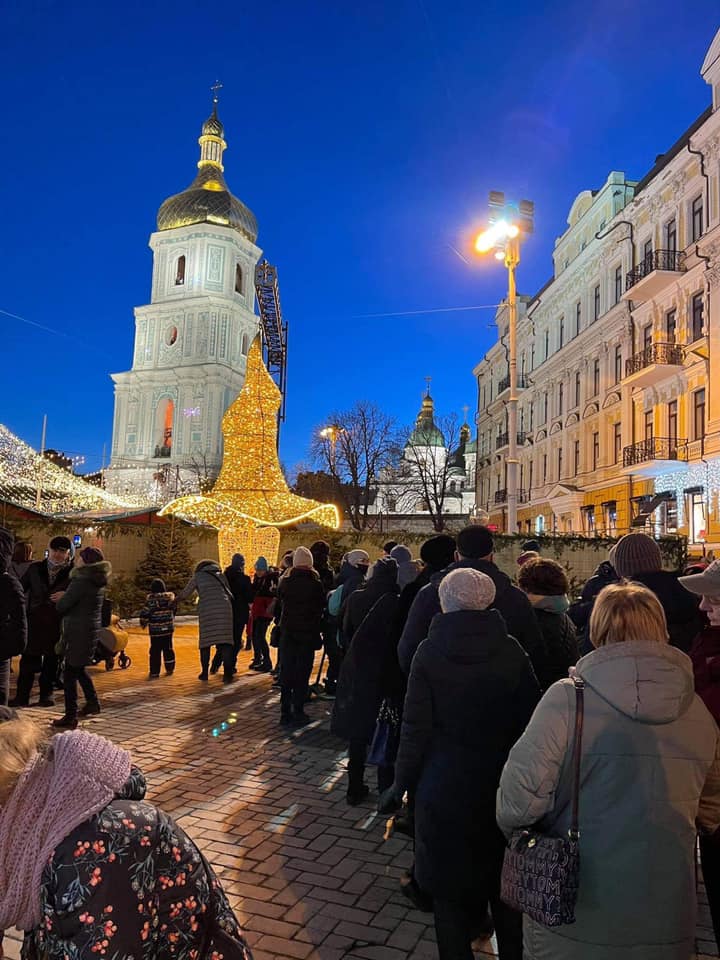 Скандальний капелюх з головної ялинки країни повернувся на Софійську площу, але вже в іншій ролі