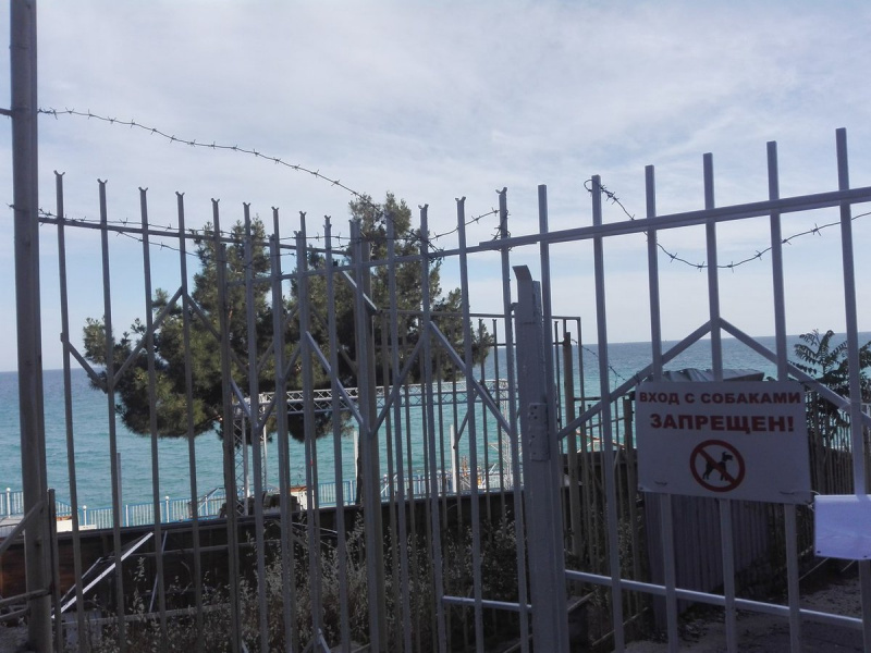 &quot;Закрыли и натянули колючую проволоку&quot;: сеть поразил странный пляж в Крыму (фото)