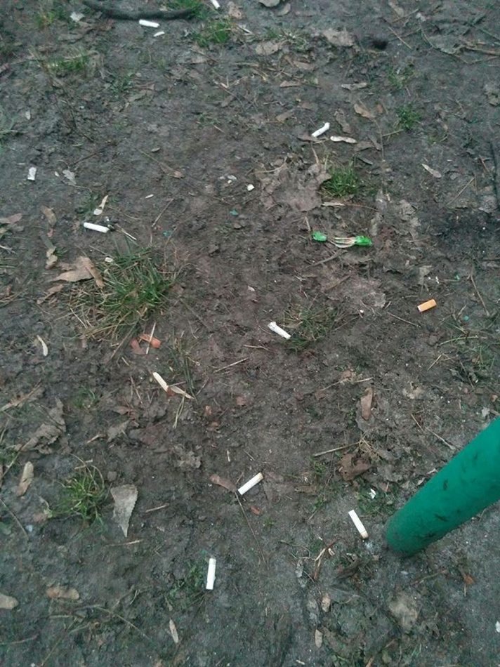 Жителі Києва обурилися школярами, які курять і смітять у дворах