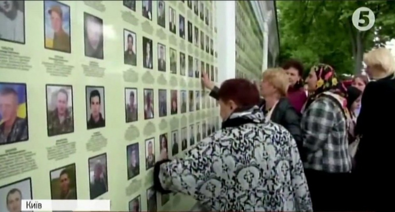 "Наші діти пішли одними з перших": матерів загиблих героїв АТО помітили в центрі Києва (фото)