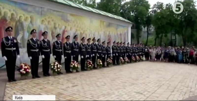 "Наші діти пішли одними з перших": матерів загиблих героїв АТО помітили в центрі Києва (фото)