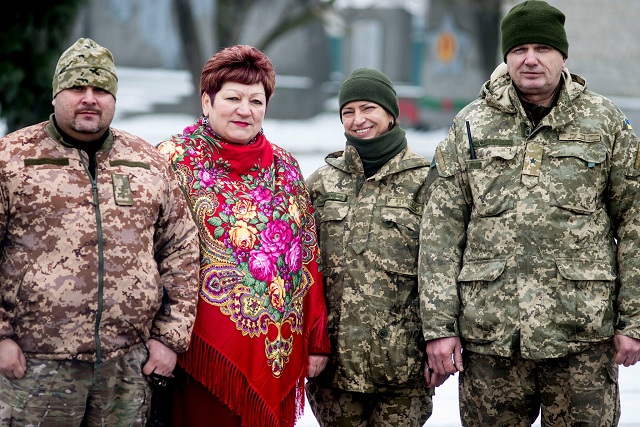 Настоящие народные гуляния: бойцы ВСУ устроили праздник Масленицы в прифронтовом городе
