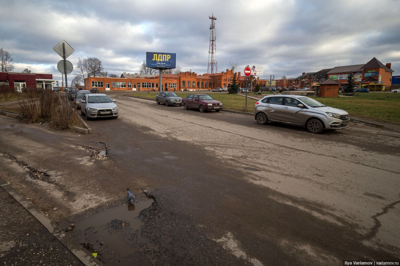 "Невероятная разруха": известный блогер показал, как живут люди в маленьком городке России