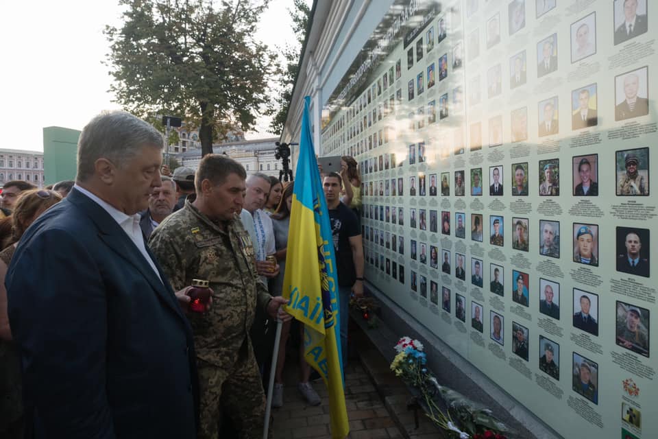 Петр Порошенко присоединился к флешмобу в честь Дня флага: фото и видео