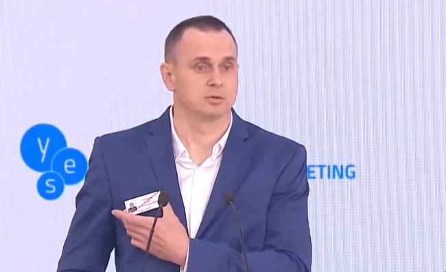 Моя маленька боротьба: Сенцов зробив Зеленському символічний подарунок (відео)